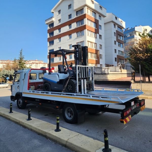 Çankaya forklift kiralama fiyatları için sahada çalışan forklift makinesi